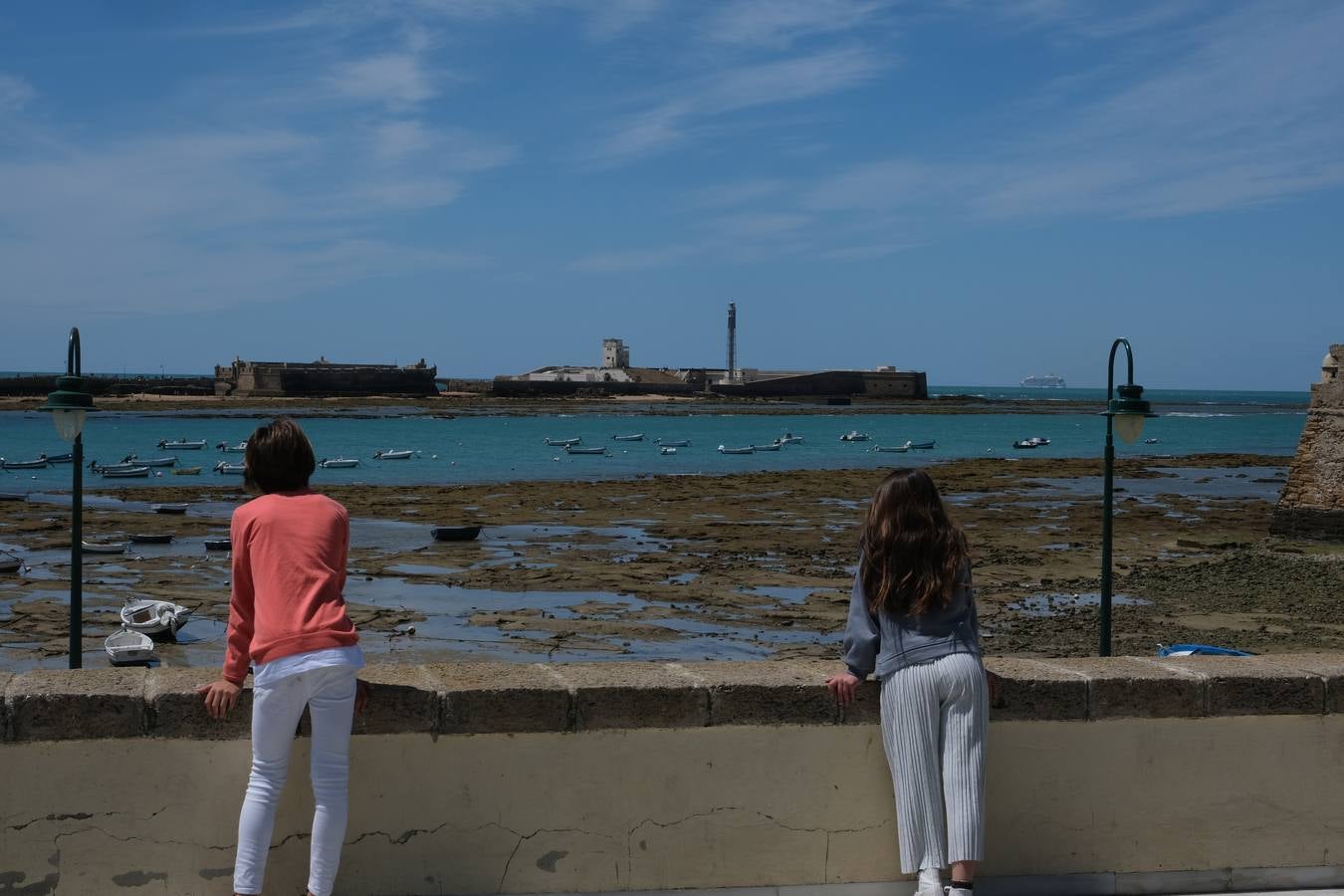 Ambiente en las terrazas y en la playa en Cádiz el primer fin de semana de mayo