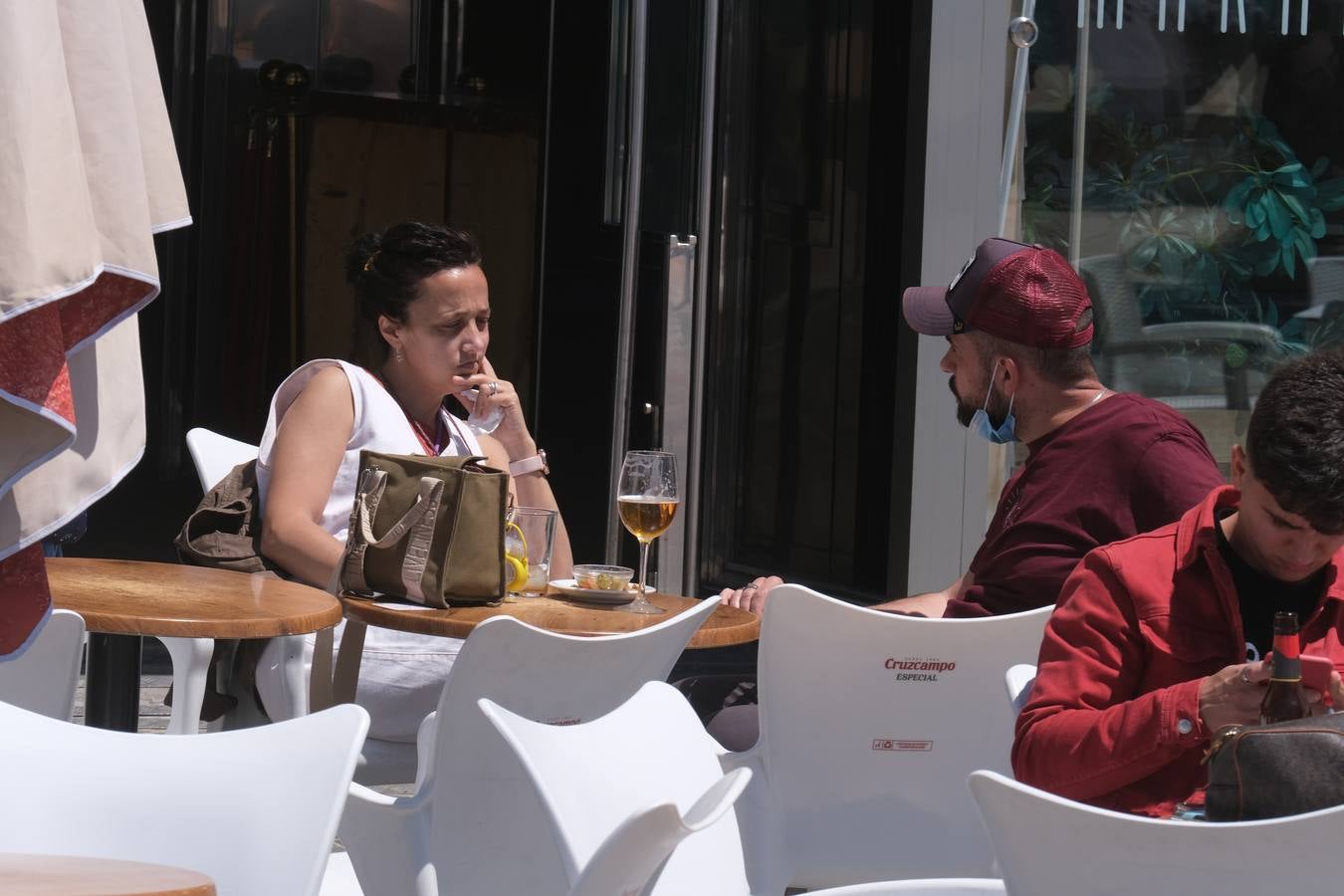 Ambiente en las terrazas y en la playa en Cádiz el primer fin de semana de mayo