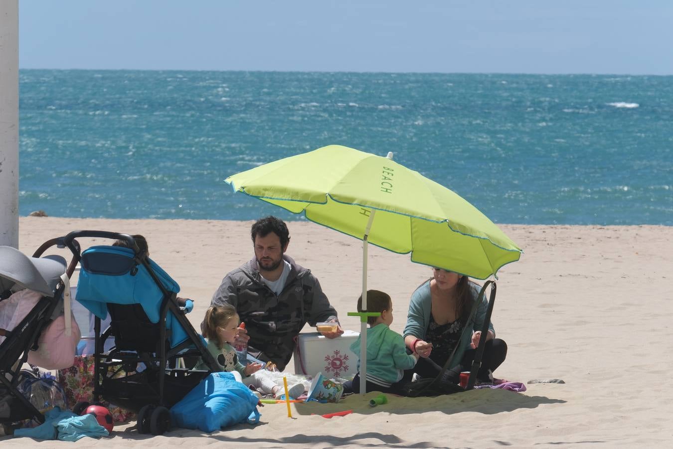 Ambiente en las terrazas y en la playa en Cádiz el primer fin de semana de mayo