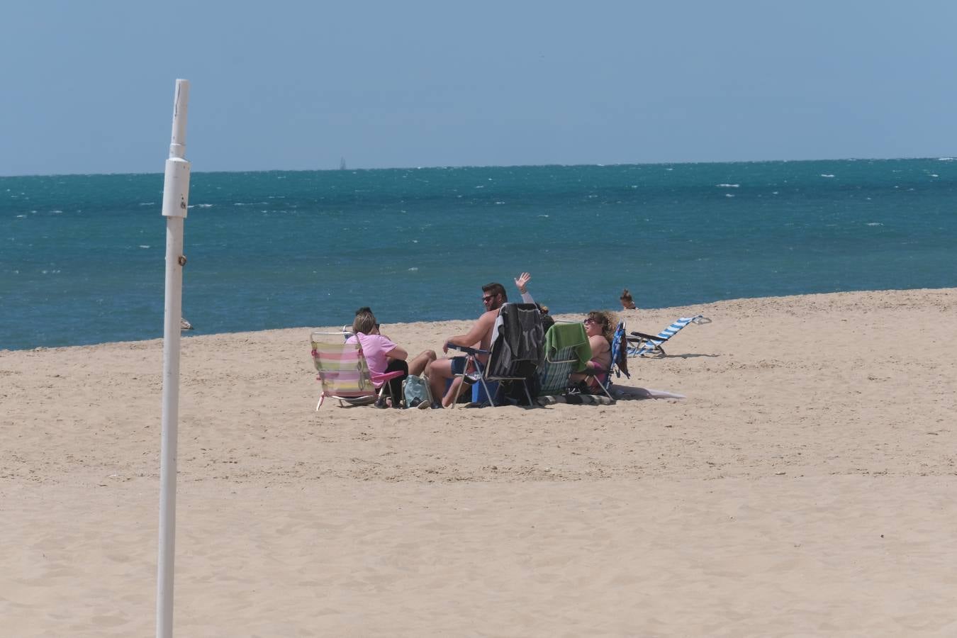 Ambiente en las terrazas y en la playa en Cádiz el primer fin de semana de mayo