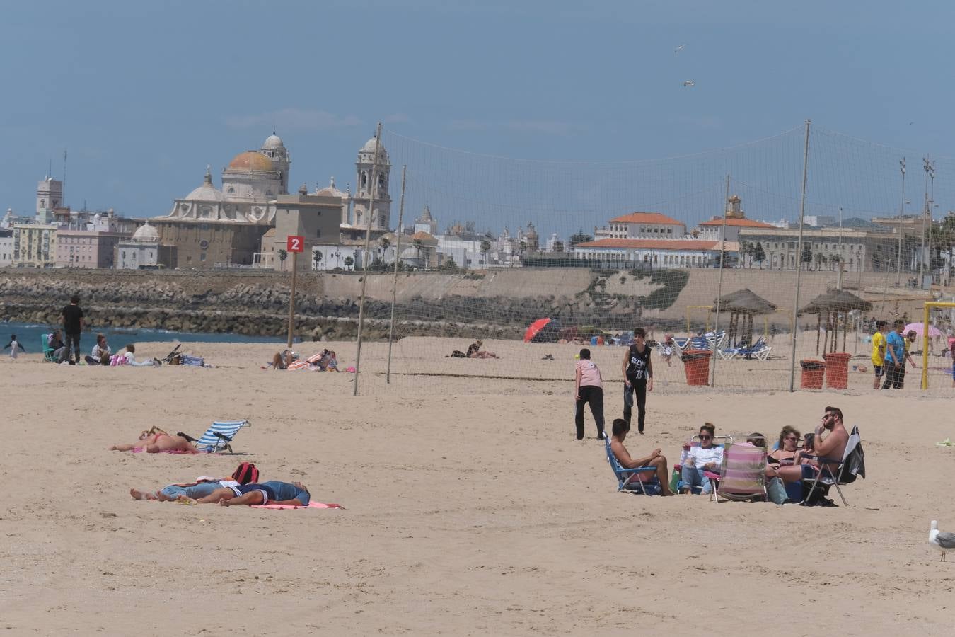 Ambiente en las terrazas y en la playa en Cádiz el primer fin de semana de mayo