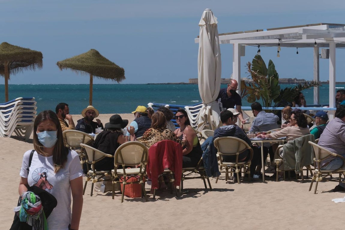 Ambiente en las terrazas y en la playa en Cádiz el primer fin de semana de mayo