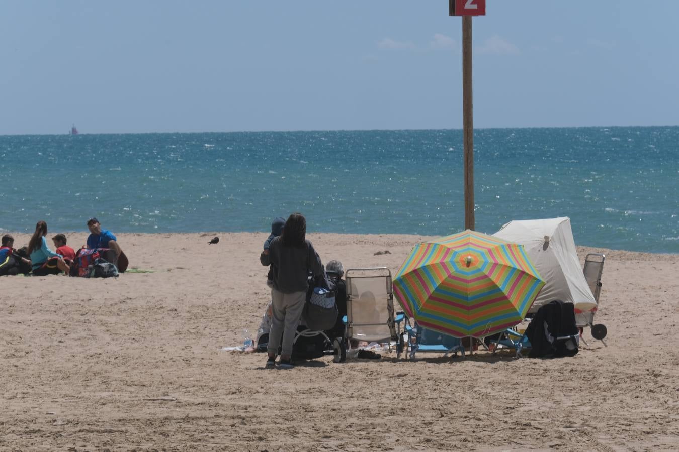 Ambiente en las terrazas y en la playa en Cádiz el primer fin de semana de mayo