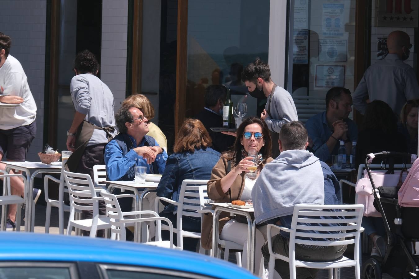 Ambiente en las terrazas y en la playa en Cádiz el primer fin de semana de mayo