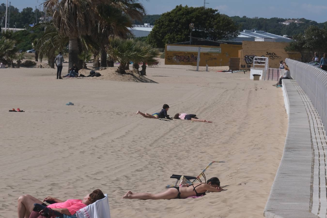 Gran ambiente en calles, paseos, bares y terrazas el primer domingo de mayo