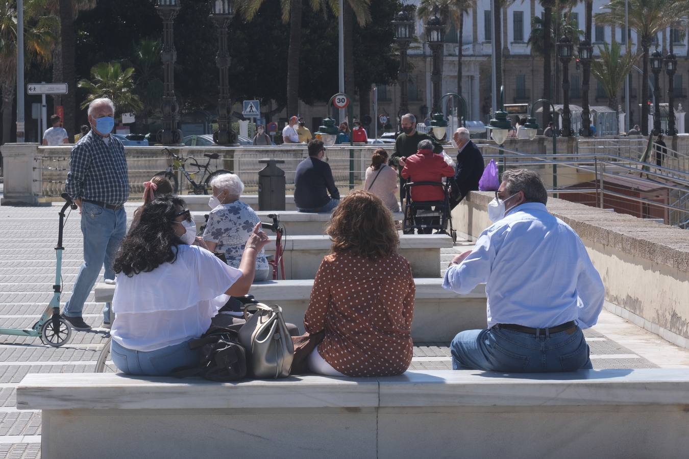 Gran ambiente en calles, paseos, bares y terrazas el primer domingo de mayo