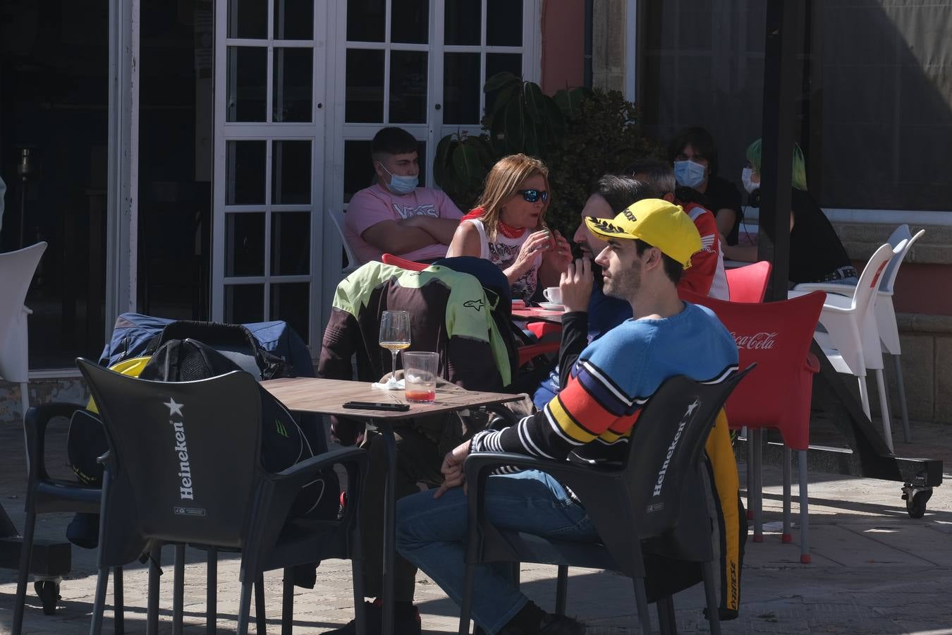 Gran ambiente en calles, paseos, bares y terrazas el primer domingo de mayo