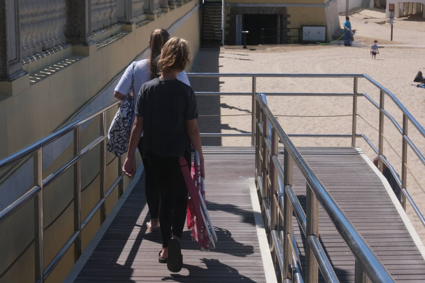 Gran ambiente en calles, paseos, bares y terrazas el primer domingo de mayo