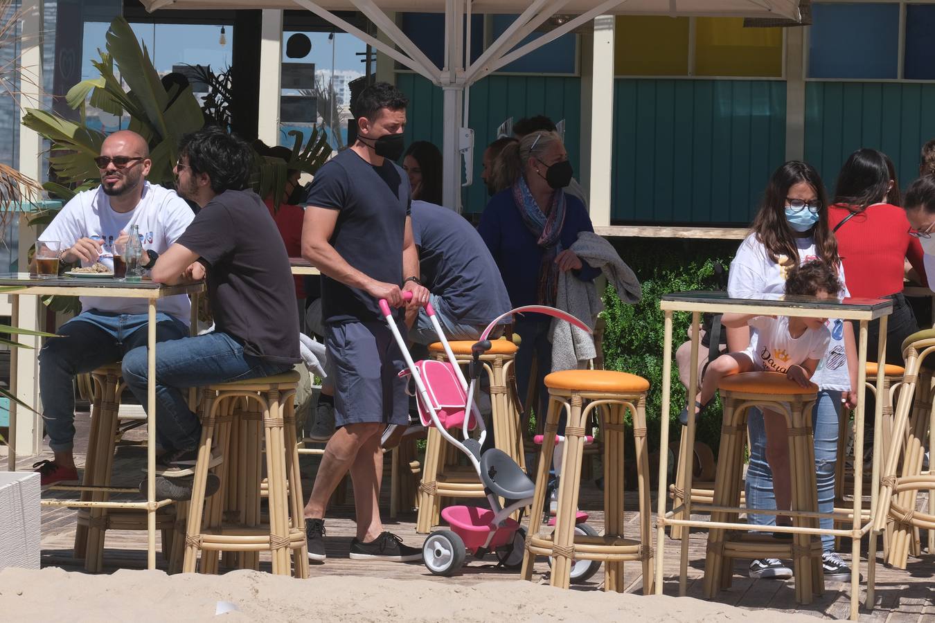 Gran ambiente en calles, paseos, bares y terrazas el primer domingo de mayo