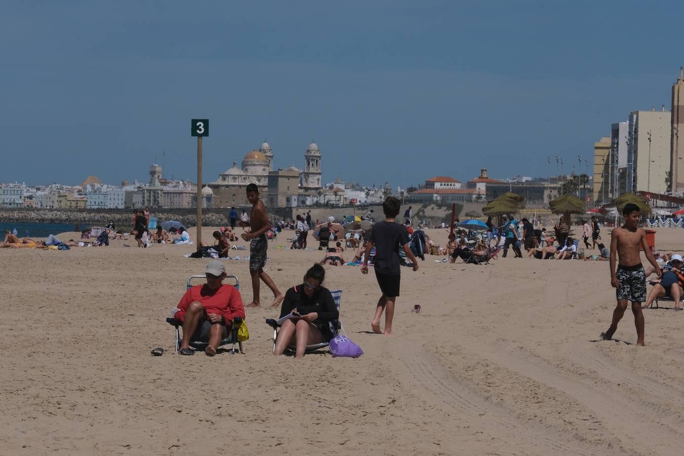 Gran ambiente en calles, paseos, bares y terrazas el primer domingo de mayo