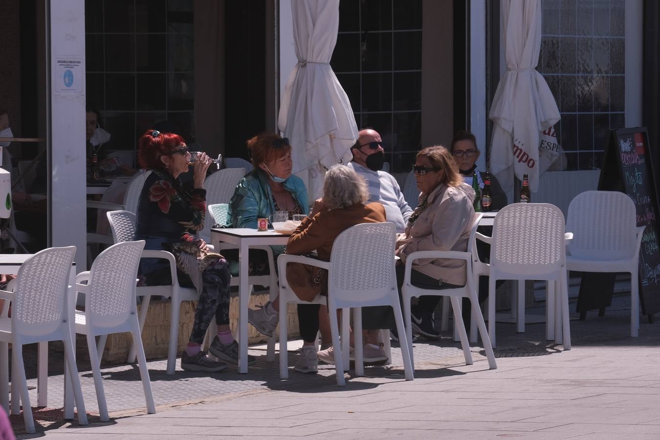 Gran ambiente en calles, paseos, bares y terrazas el primer domingo de mayo