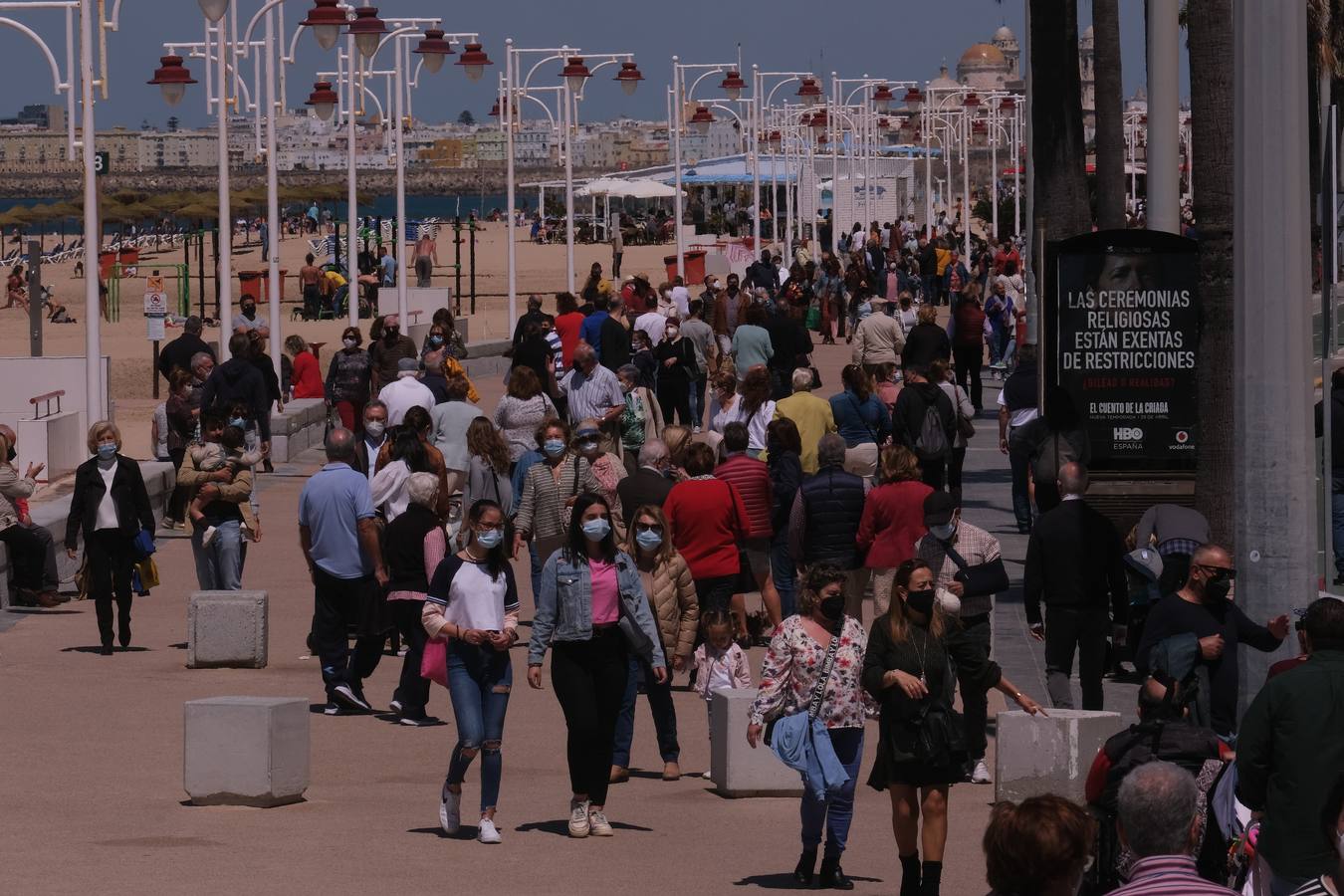 Gran ambiente en calles, paseos, bares y terrazas el primer domingo de mayo