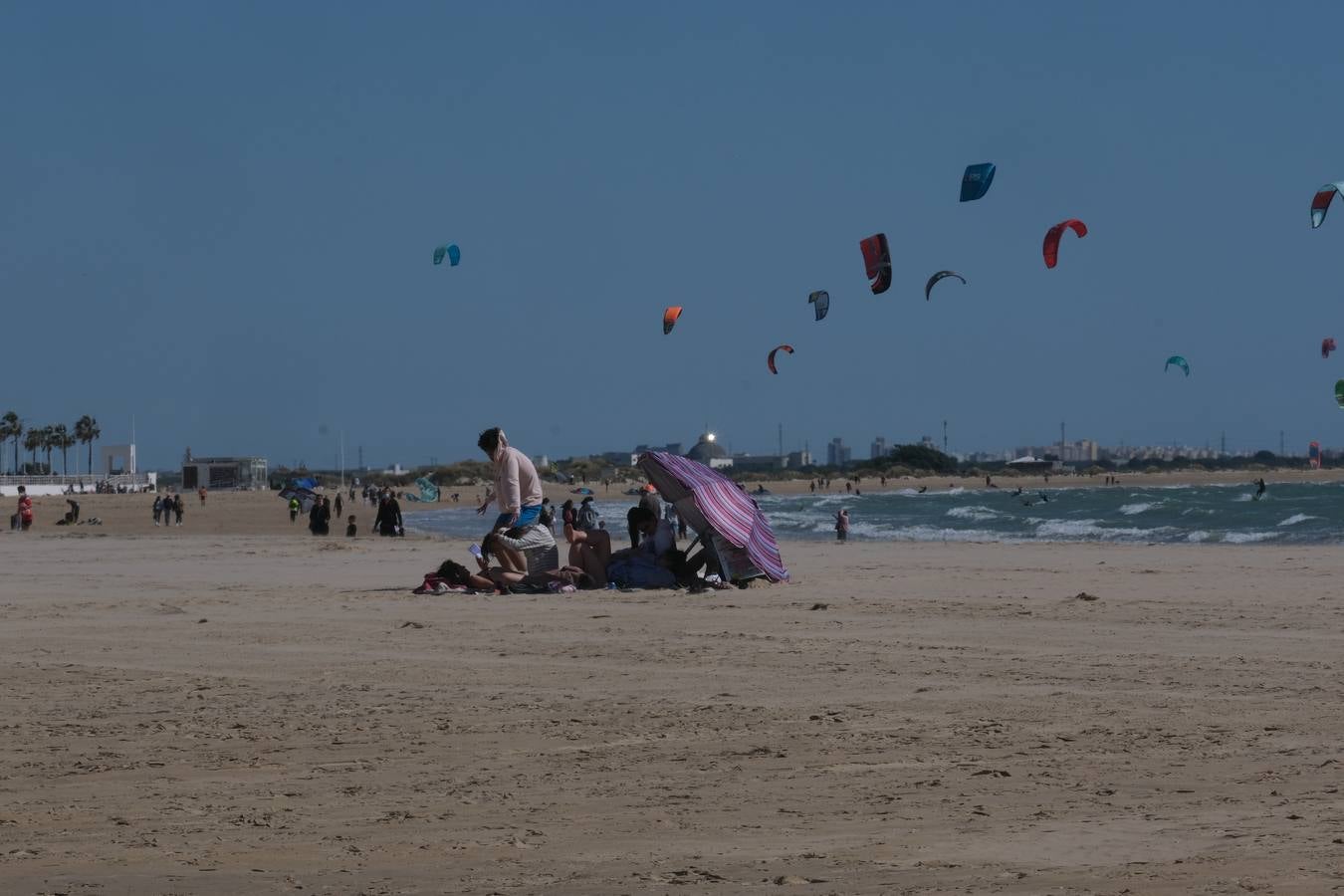 Gran ambiente en calles, paseos, bares y terrazas el primer domingo de mayo