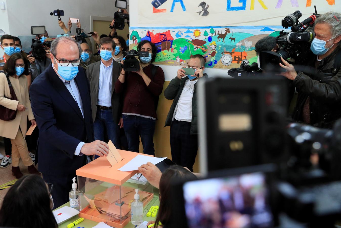 Gabilondo ha sido el último de los candidatos en votar. Lo ha hecho en el colegio Joaquín Turina en Madrid. 