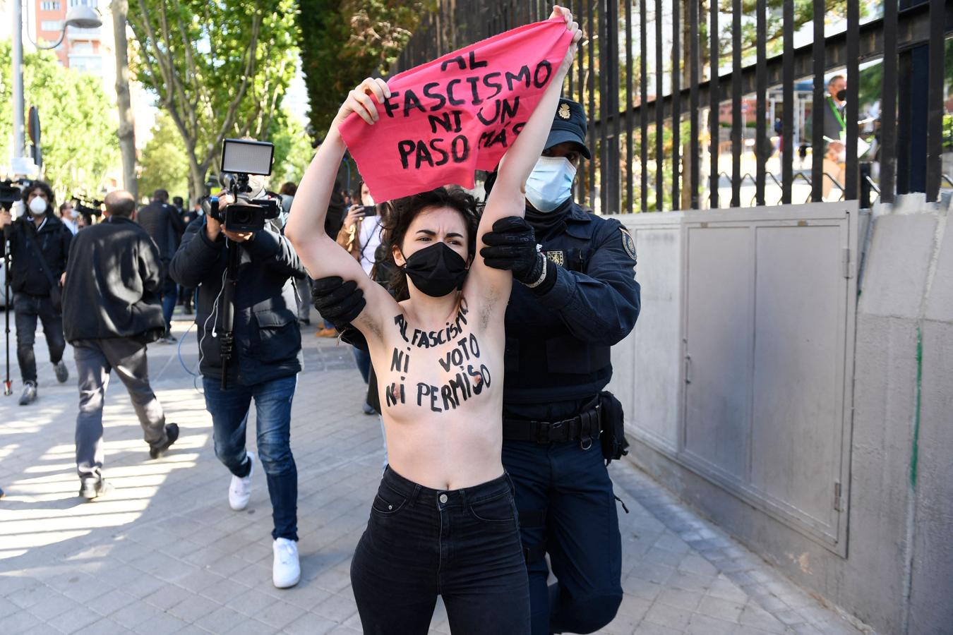 En el colegio San Agustín, donde vota la candidata de Vox, Rocío Monasterio, se escuchan gritos de «al fascismo ni un paso más». Las emiten activistas de Femen, quienes son desalojadas por la Policía. 