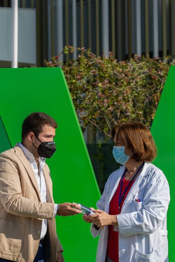 Entrega de las cámaras espaciadoras a los responsables del Hospital Virgen Macarena