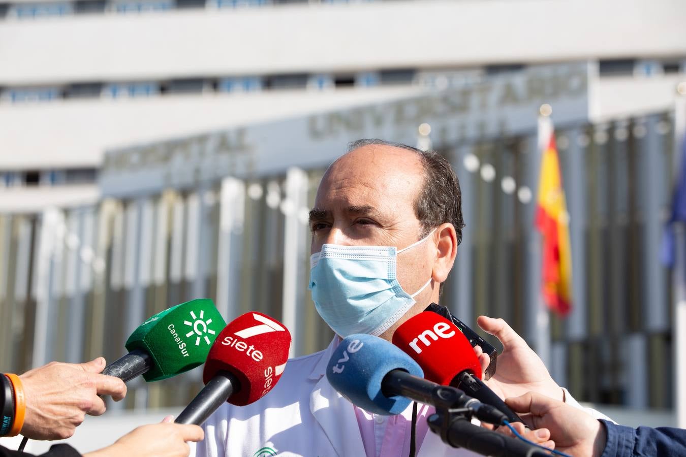 Entrega de las cámaras espaciadoras a los responsables del Hospital Virgen Macarena