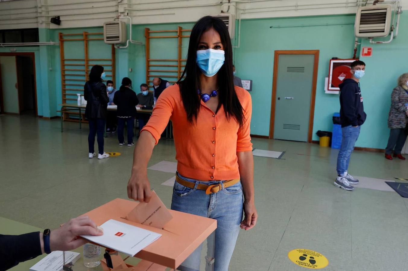 La vicealcaldesa de Madrid y portavoz de Ciudadanos, Begoña Villacís, vota para las elecciones autonómicas en el colegio Asunción Rincón, en Chamberí, en la jornada electoral que este martes vive la Comunidad. 