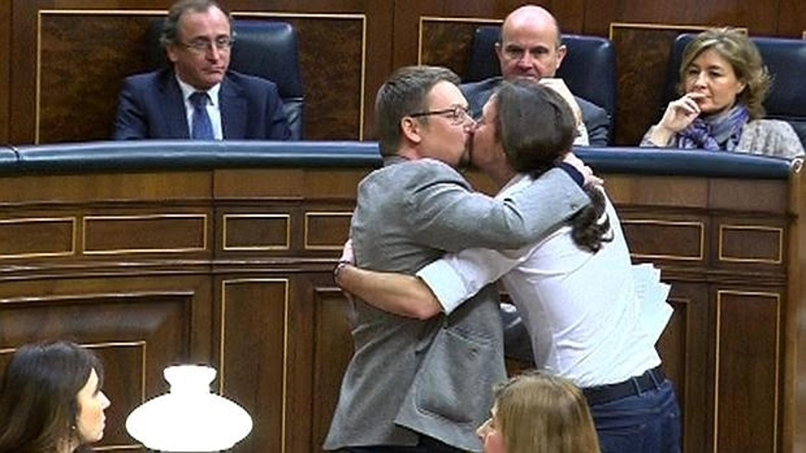Iglesias se besa con Xavier Domènech en el Congreso en 2016.. 