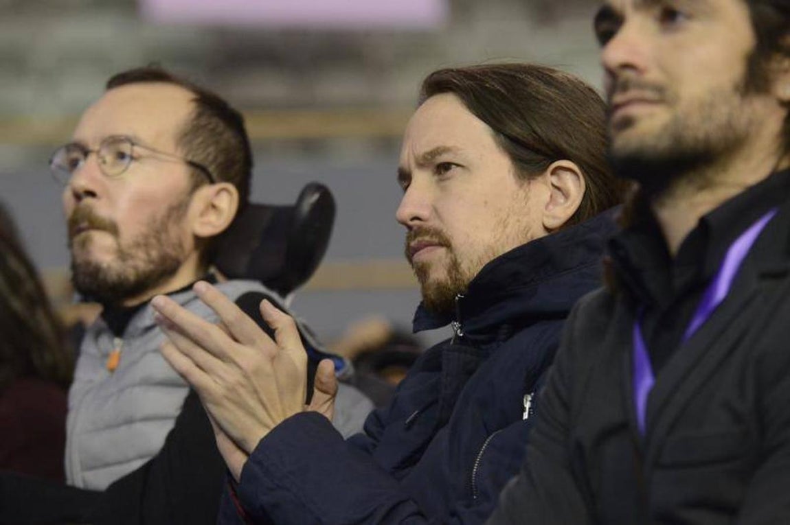 Pablo Iglesias y Pablo Echenique, en la Asamblea ciudadana Podemos Vista Alegre II, el 11 de febrero de 2017.. 