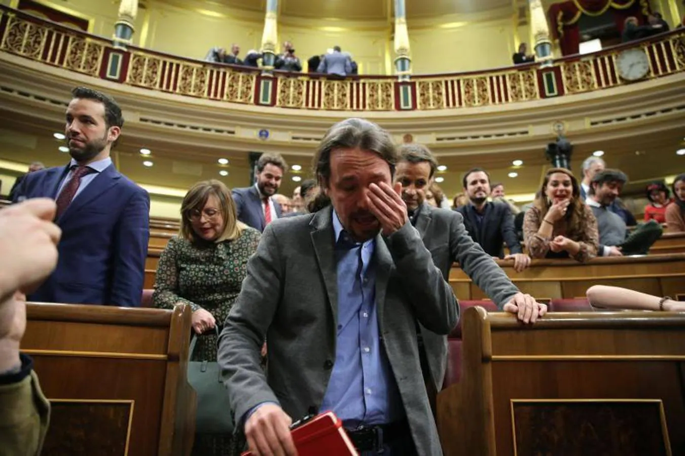 Iglesias llora de emoción tras la investidura de Sánchez como presidente del Gobierno, el 7 de enero de 2020.. 