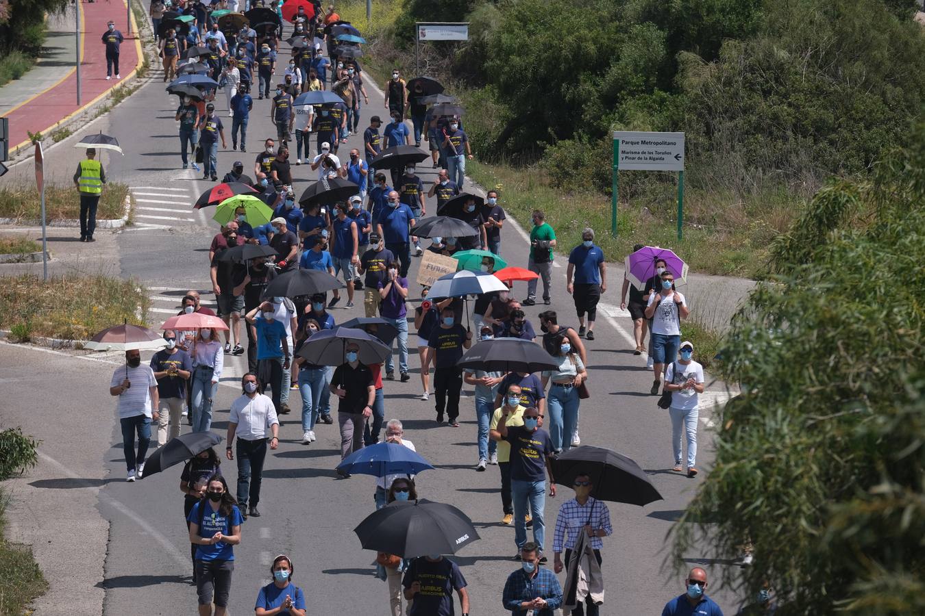 FOTOS: Marcha contra el cierre de Airbus desde la Escuela Superior de Ingeniería hasta factoría de Puerto Real