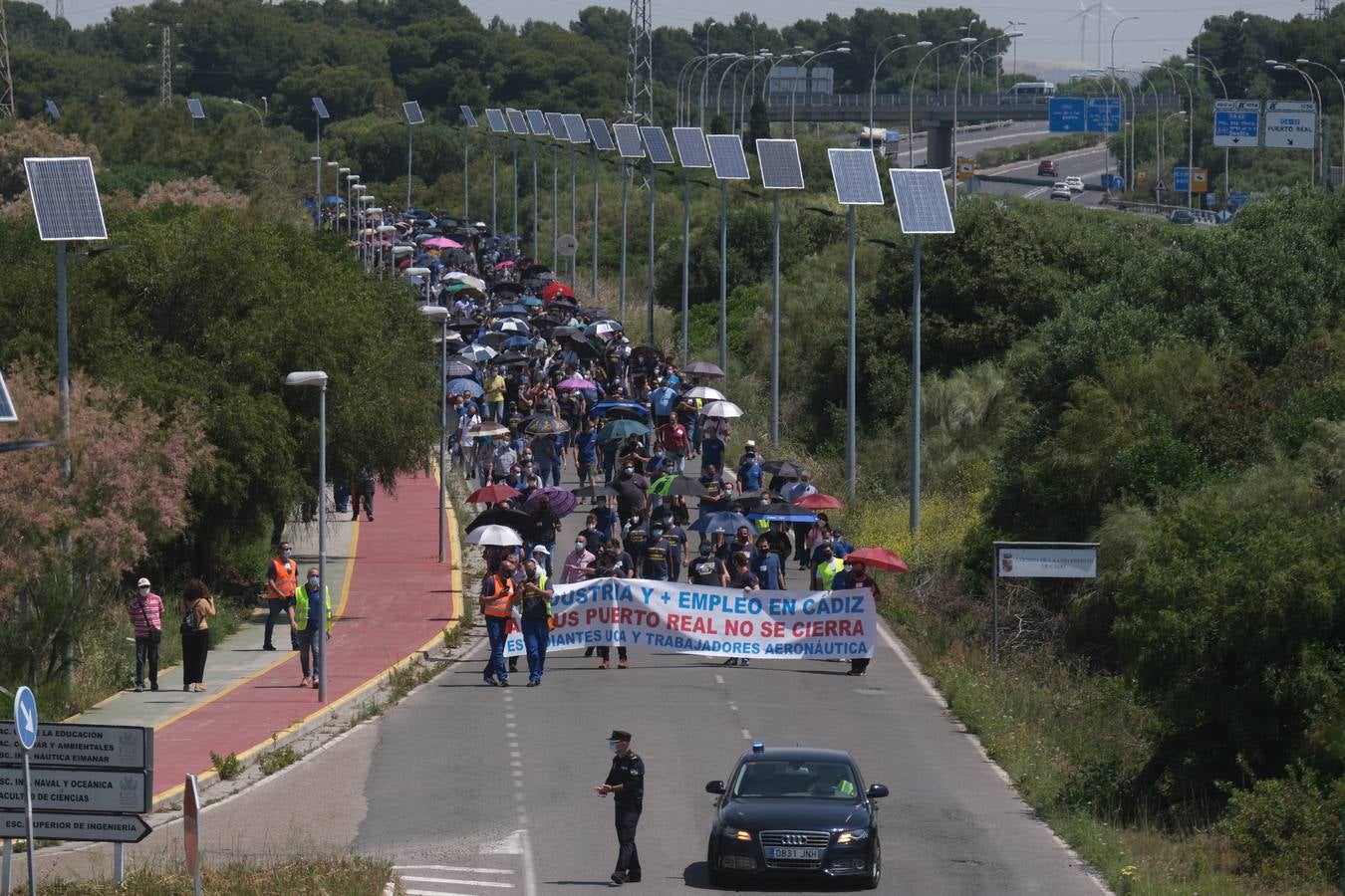 FOTOS: Marcha contra el cierre de Airbus desde la Escuela Superior de Ingeniería hasta factoría de Puerto Real