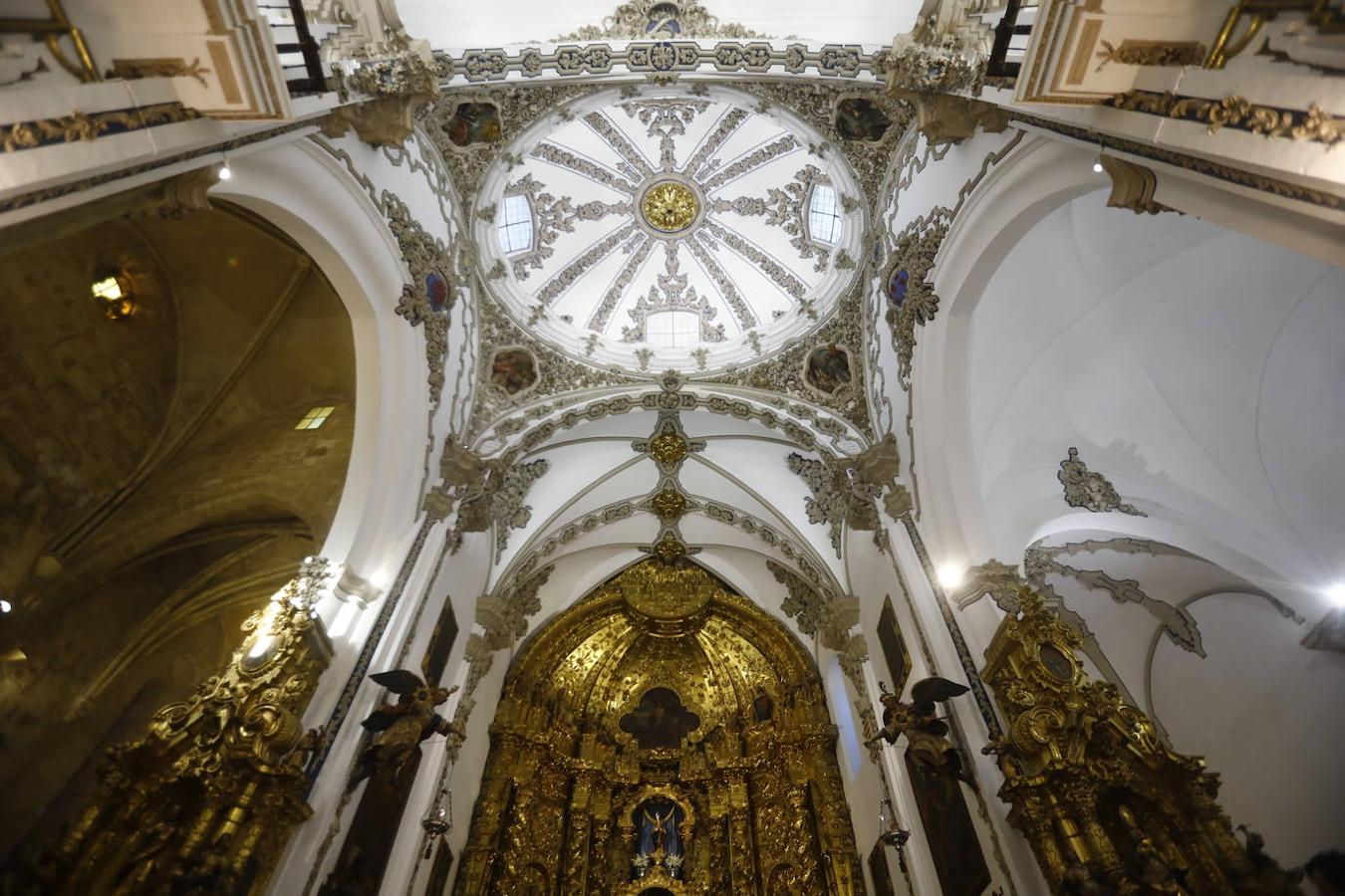 La nueva iluminación de la iglesia de San Francisco de Córdoba, en imágenes