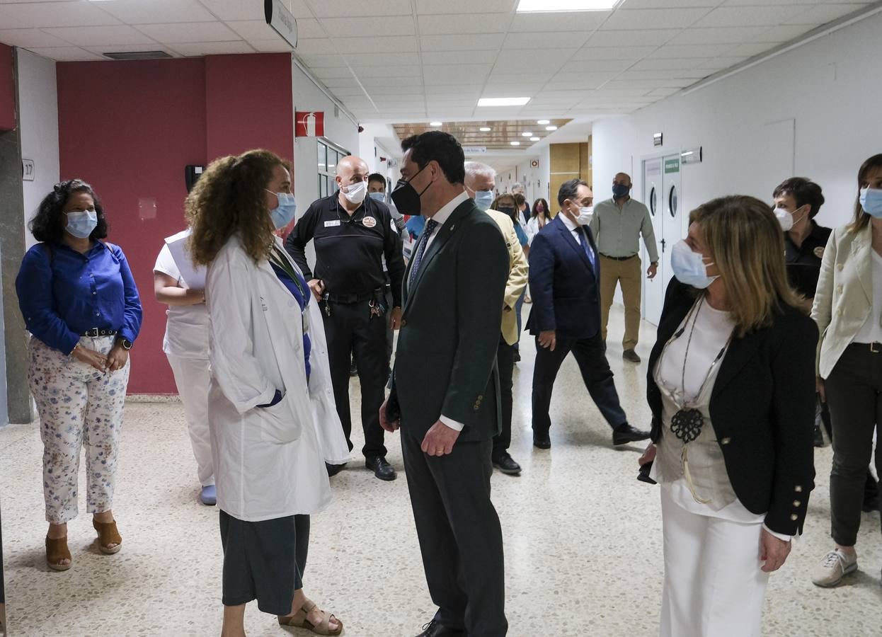 Fotos: Juanma Moreno visita el hospital Puerta del Mar de Cádiz