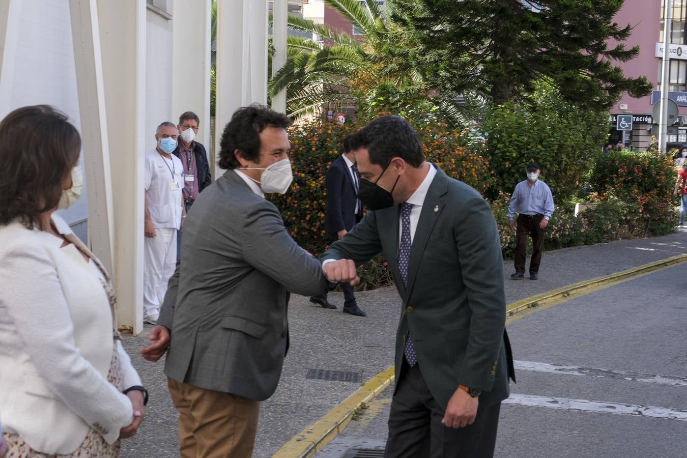 Fotos: Juanma Moreno visita el hospital Puerta del Mar de Cádiz