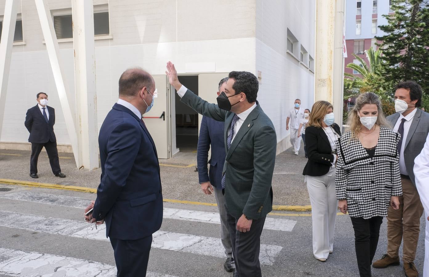 Fotos: Juanma Moreno visita el hospital Puerta del Mar de Cádiz