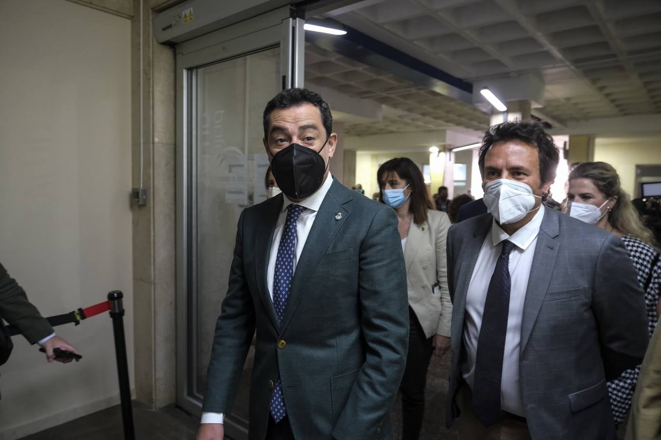 Fotos: Juanma Moreno visita el hospital Puerta del Mar de Cádiz