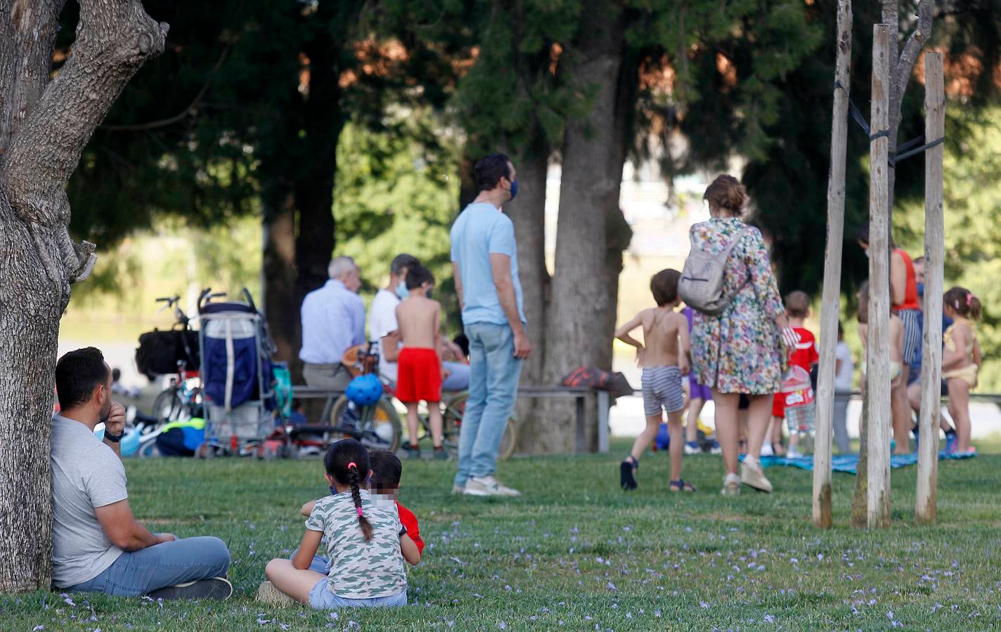 Personas disfrutando de las orillas del Guadalquivir