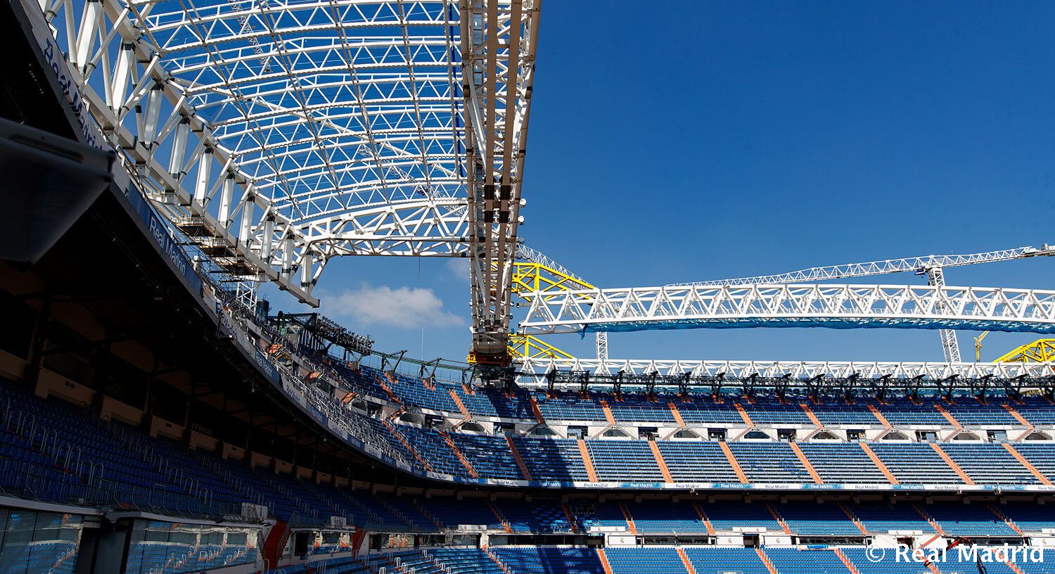 Las obras del nuevo Santiago Bernabéu, desde el aire y a pie de campo