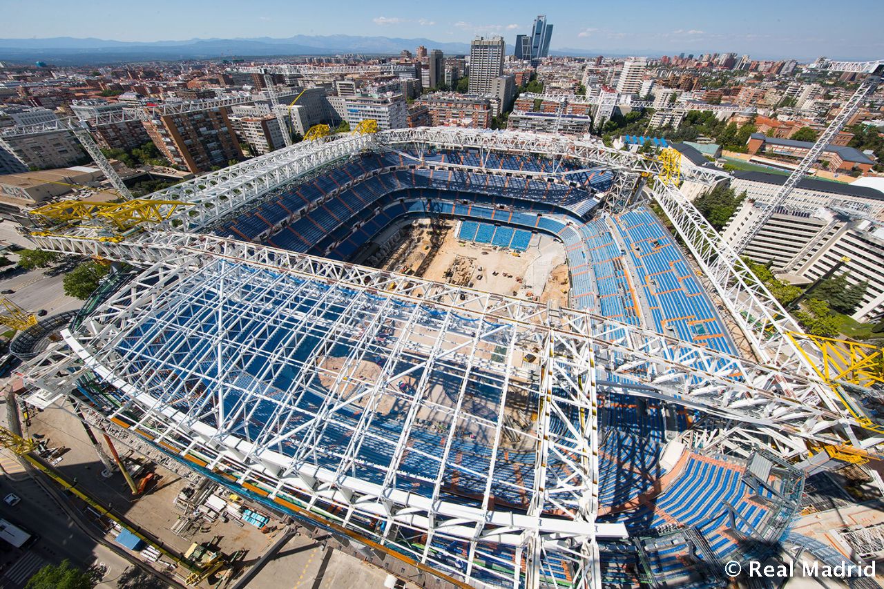 Las obras del nuevo Santiago Bernabéu, desde el aire y a pie de campo