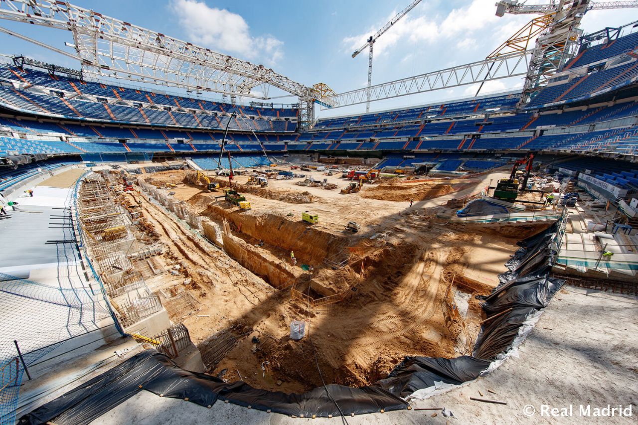 Las obras del nuevo Santiago Bernabéu, desde el aire y a pie de campo