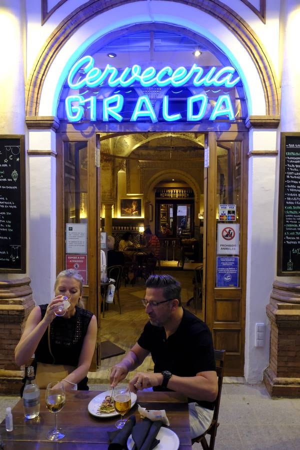 Ambiente en el Centro de Sevilla con el fin del toque de queda