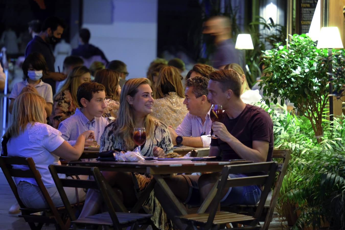 Ambiente en el Centro de Sevilla con el fin del toque de queda