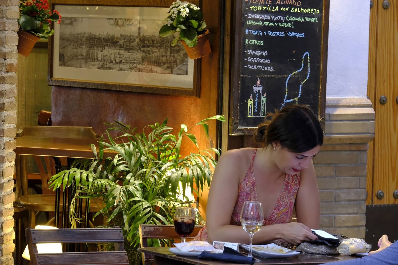 Ambiente en el Centro de Sevilla con el fin del toque de queda