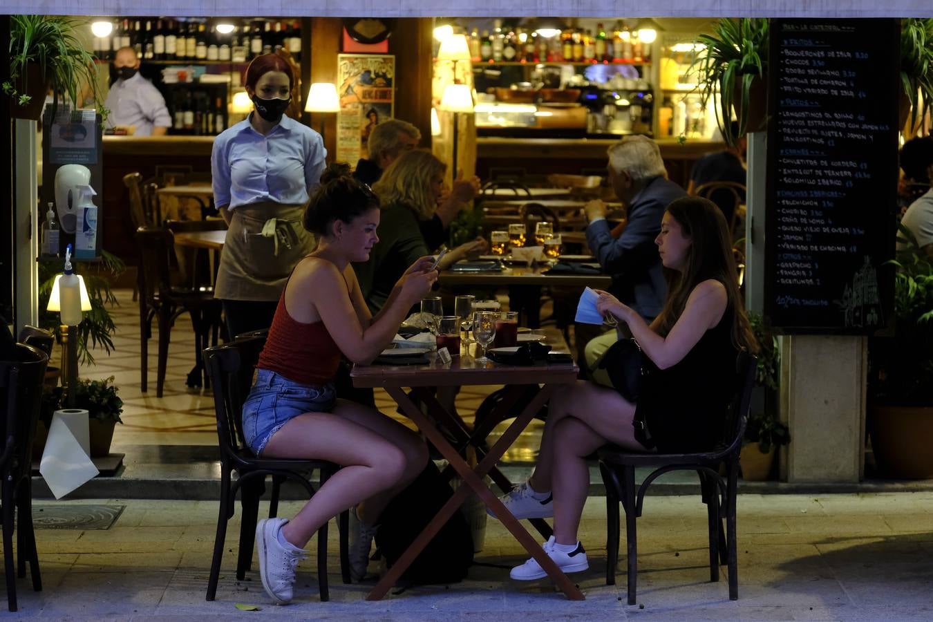 Ambiente en el Centro de Sevilla con el fin del toque de queda