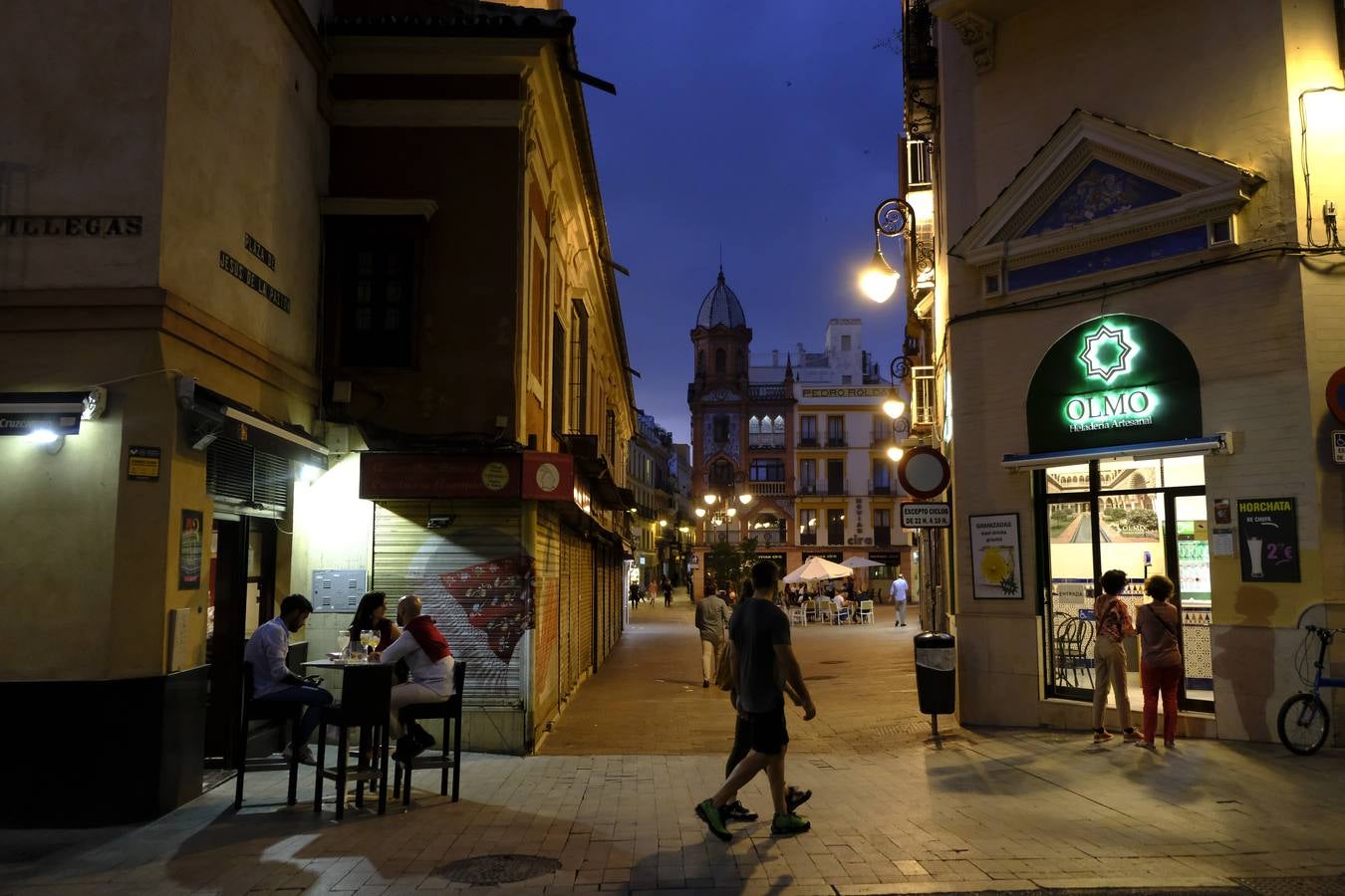 Ambiente en el Centro de Sevilla con el fin del toque de queda