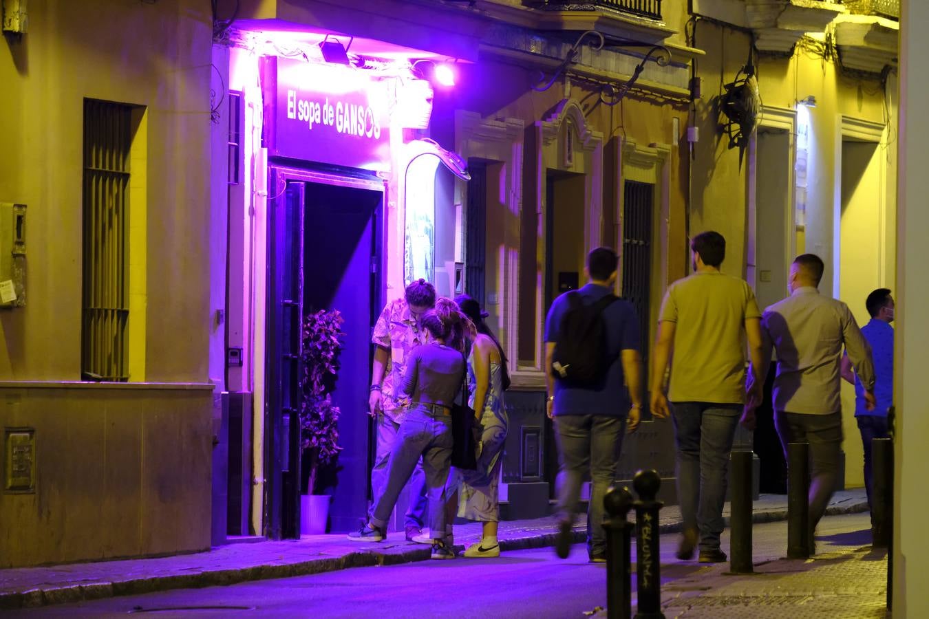 Ambiente en el Centro de Sevilla con el fin del toque de queda