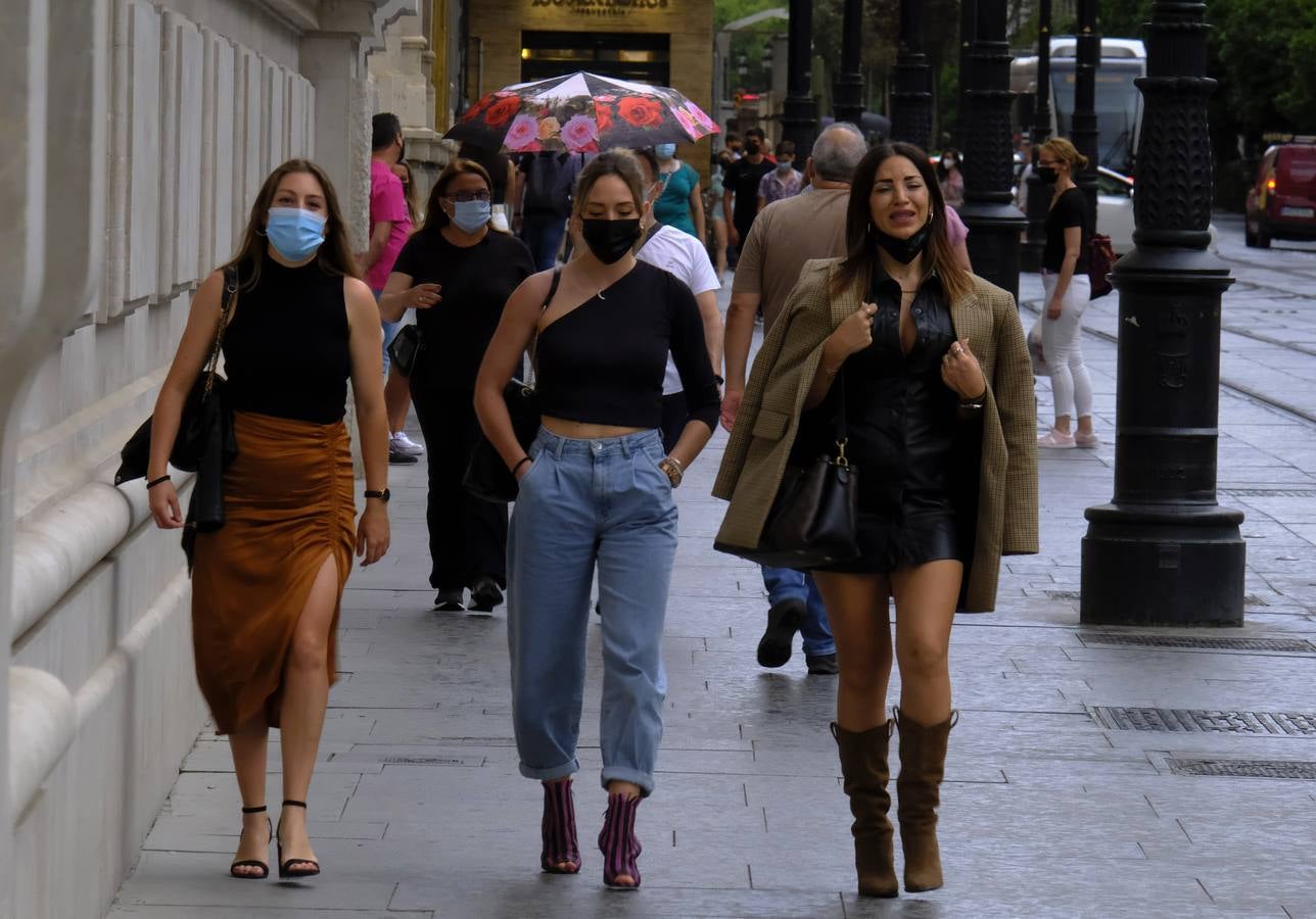 Ambiente en el Centro de Sevilla con el fin del toque de queda