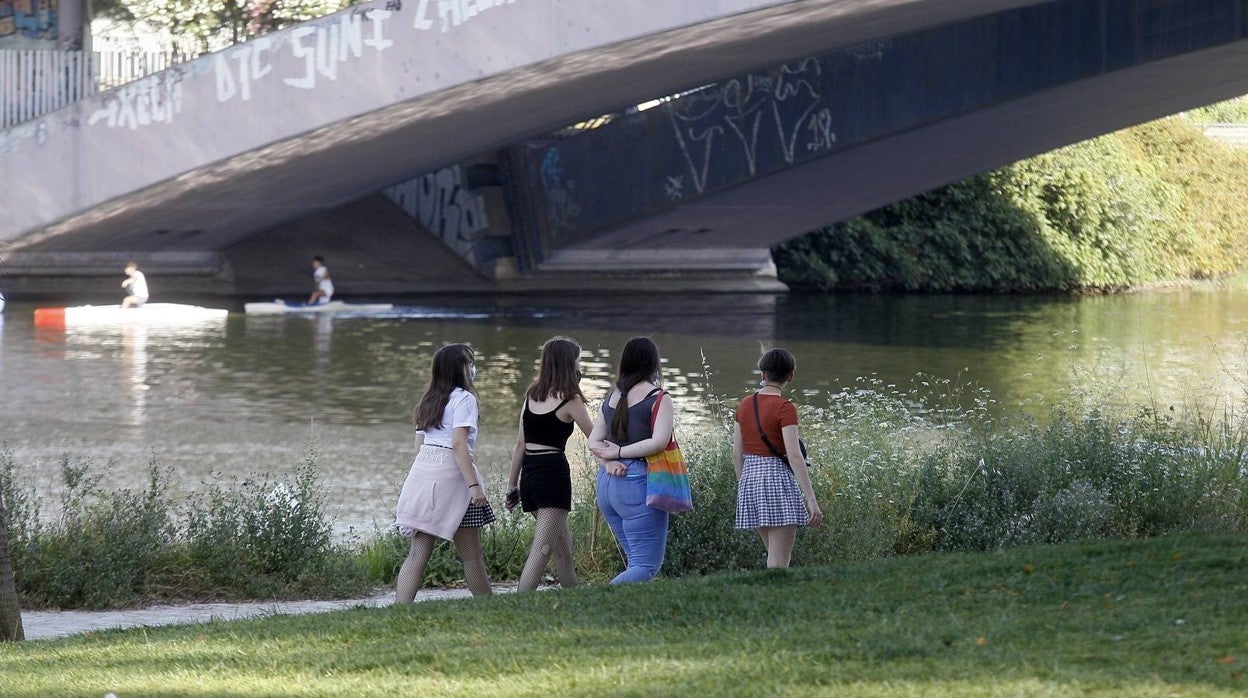 En imágenes, los sevillanos vuelven a disfrutar de un río con dos caras