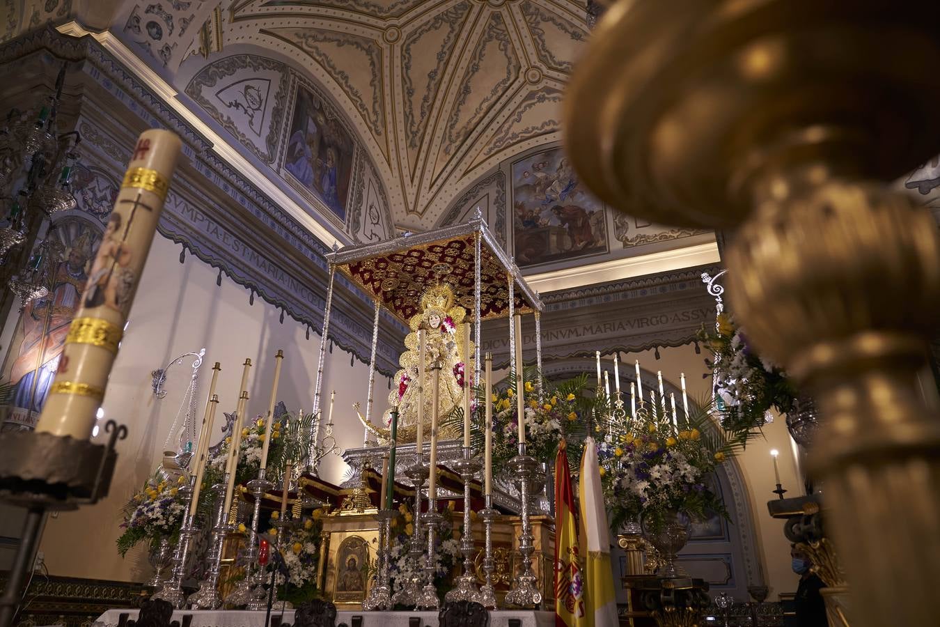 La Virgen del Rocío entronizada en su paso