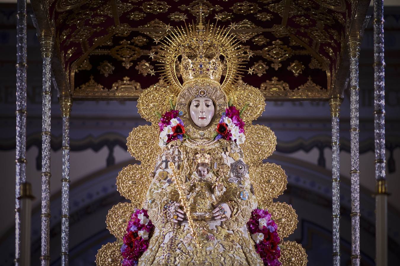 La Virgen del Rocío entronizada en su paso