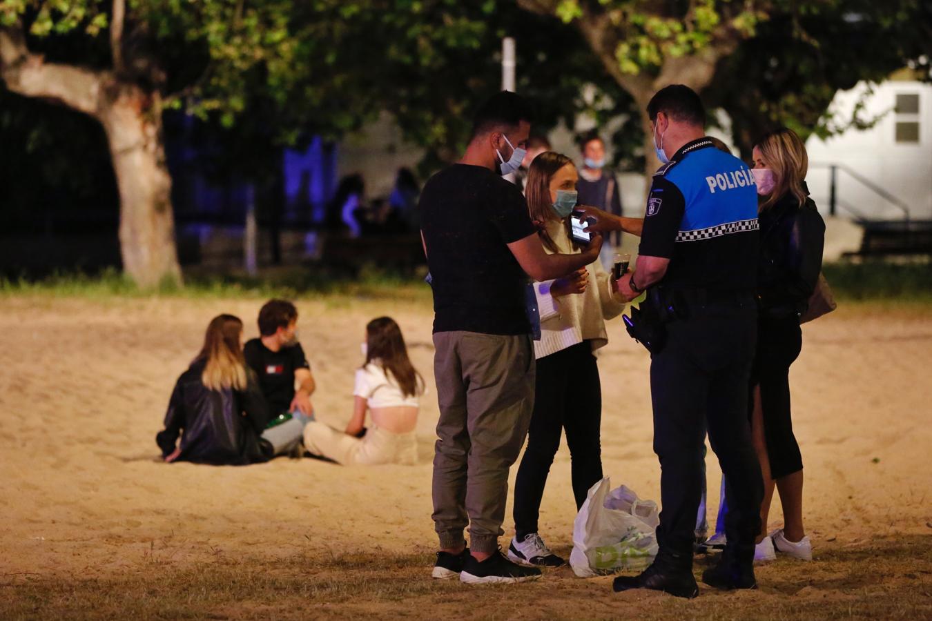 Larga noche de trabajo par la Policía. La Policía no ha parado de atender llamadas por quejas y ha acudido a controlar varios botellones numerosos, como el de la imagen en las Moreras de Valladolid