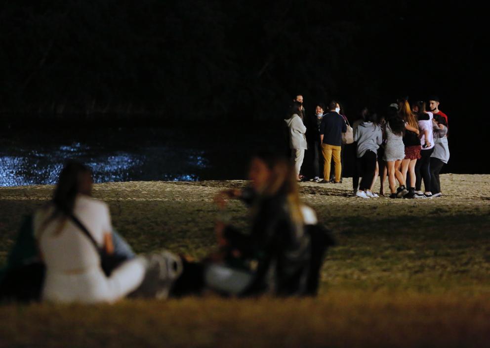 De fiesta en la arena. Como en la tradicional noche de San Juan, que no se ha celebrado en los dos últimos años, numerosos jóvenes se han bajado a la arena junto al Pisuerga