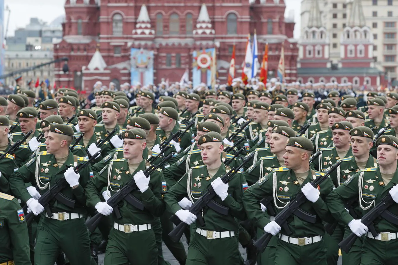 Los militares rusos marchan durante el desfile militar del Día de la Victoria en la Plaza Roja. 