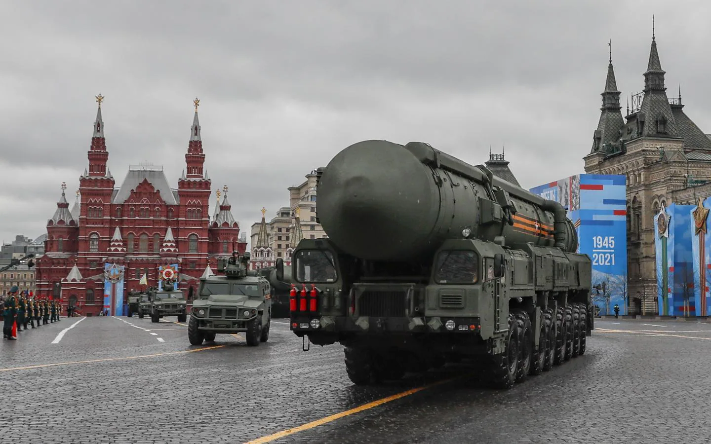 El lanzador de misiles balísticos intercontinentales de 'Russian Yars' participa en el desfile militar. 